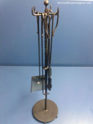 Conjunto de un soporte, una pala, dos atizadores y una tenaza