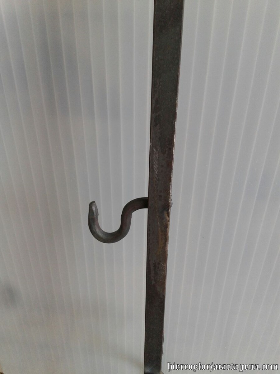 Detalles decorativos del arco donde se aprecia la elaboración en forja.