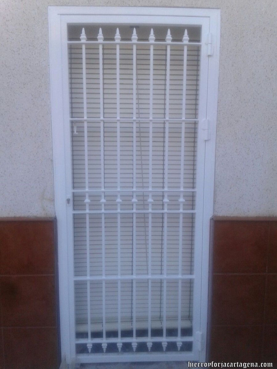 Contrapuerta con barrotes cuadrados terminados en punta de fragua